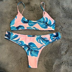 Vaya Island bikini top and bottom. Size medium